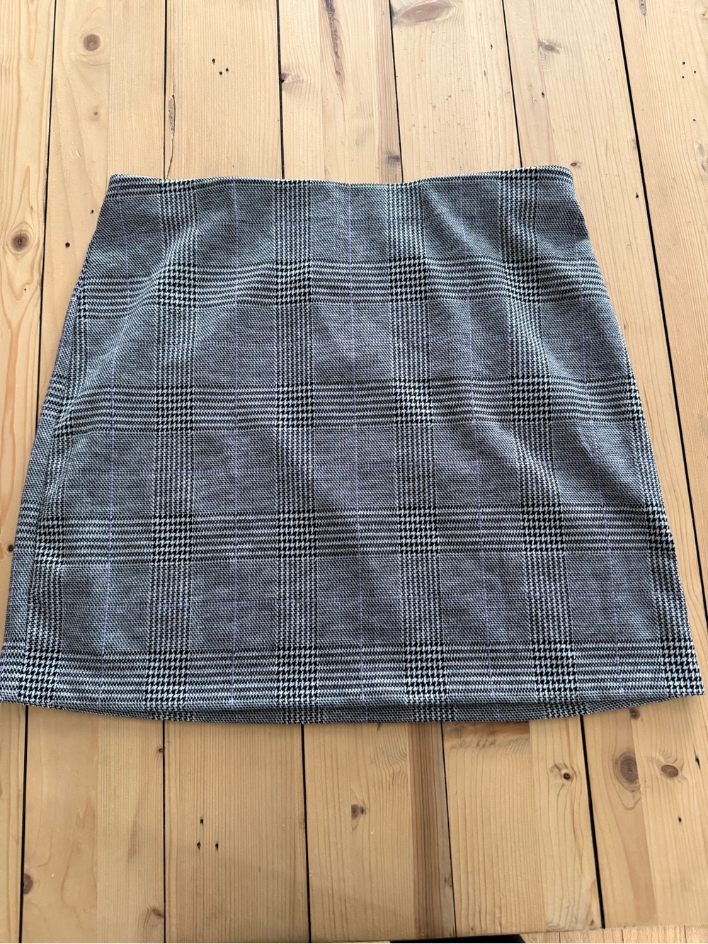 H&M Divided plaid mini skirt size M NWT